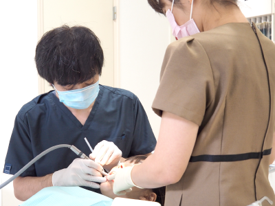 治療中のドクター