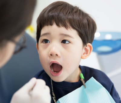 歯並びのチェックを受ける子ども