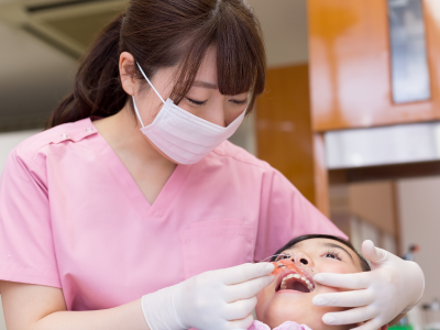 小児矯正を受ける子ども