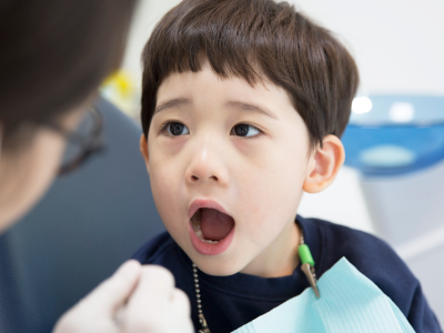 診察を受ける子ども