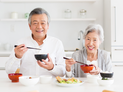 美味しそうに食事をする夫婦